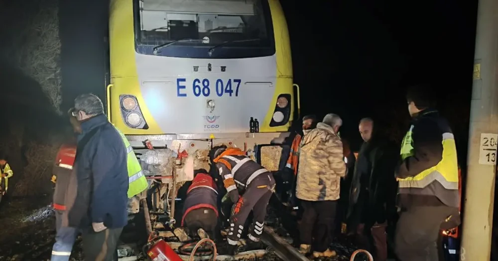Düşen Kaya Treni Raydan Çıkardı: Yolcular Güvenle Tahliye Edildi