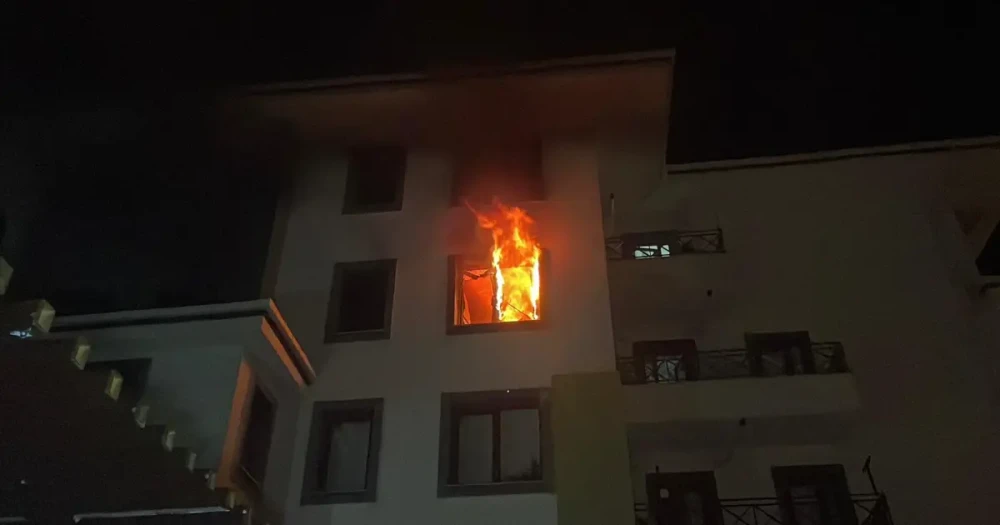 Annesine Kızan Genç, Evi Ateşe Verdi: 10 Kişi Dumandan Etkilendi