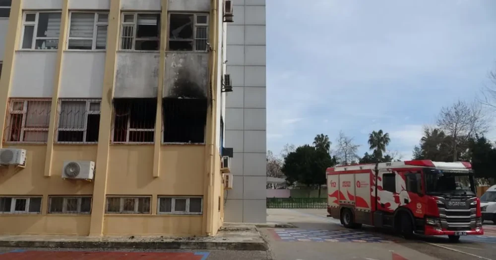 Antalya'da Okulda Yangın Paniği: Öğrenciler Güvenli Bir Şekilde Tahliye Edildi
