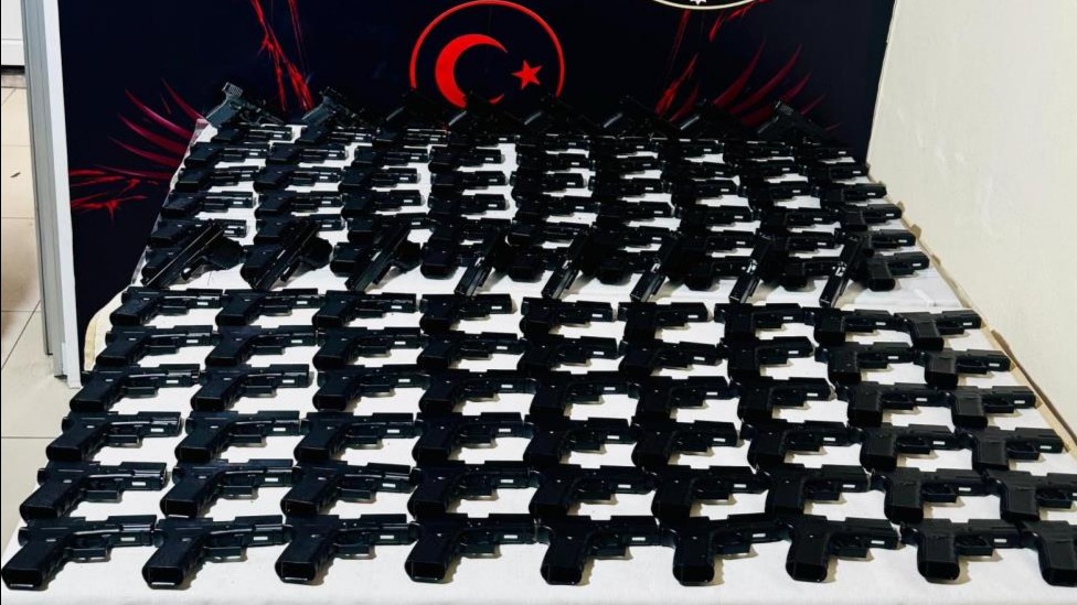 İzmir'de Güvercin Kümesinden Cephanelik Çıktı: 124 Tabanca Ele Geçirildi