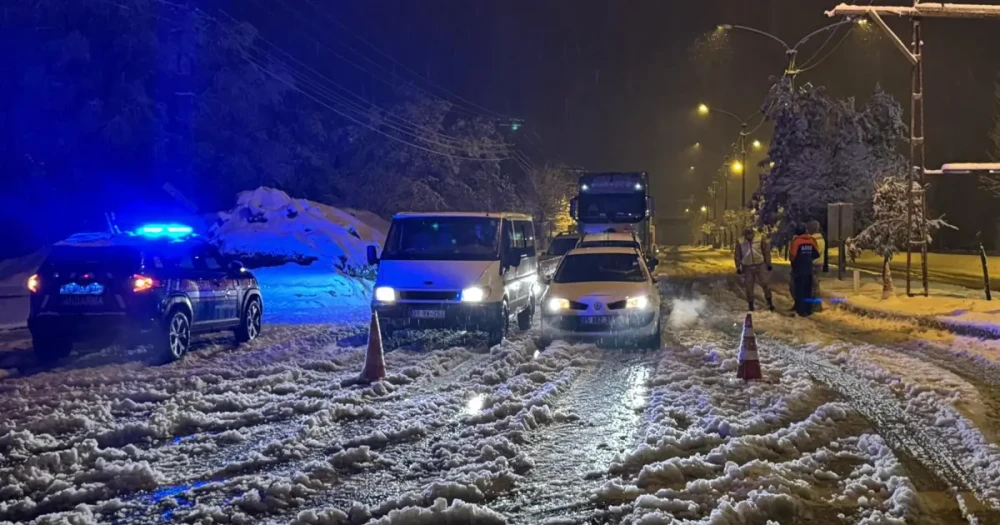 Muş-Bingöl Karayolu'nda Mahsur Kalan 80 Kişi Güvenle Kurtarıldı