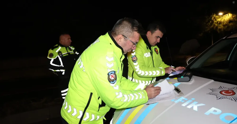 Alkollü Sürücü Yolda Uyumuş, Uyandığında İlk Karşılaştığı Polis Oldu
