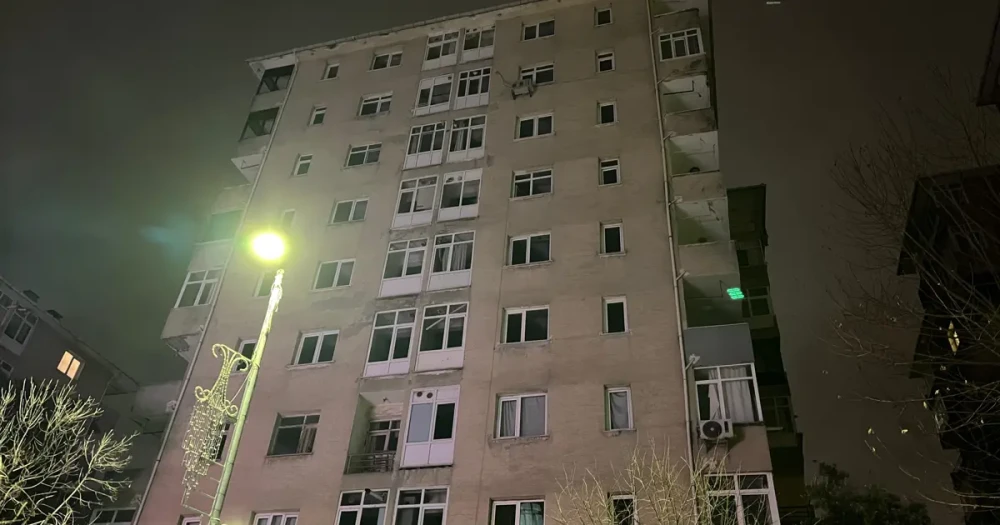 Küçükçekmece'de Riskli Bina Mühürlendi: Sakinler Güvenli Alanlara Taşındı