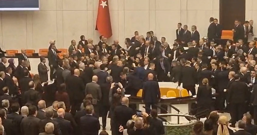Meclis'te Yemin Töreni Gerginliği: Vekiller Kürsüyü İşgal Etti, Bakanlar Gecikmeli Yemin Etti