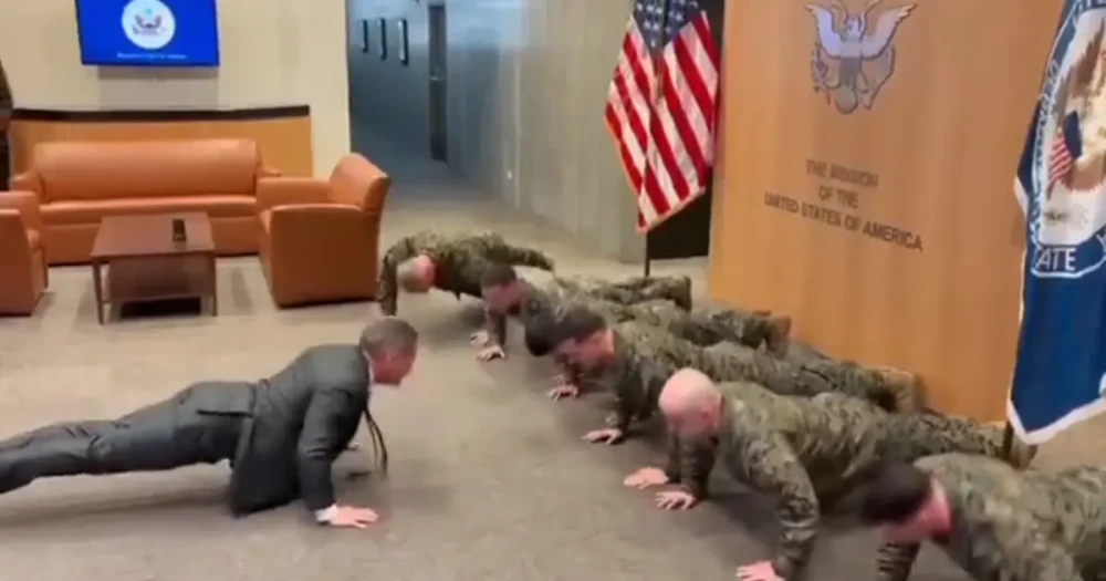 ABD'li Elçi Mike Waltz'dan Askerlerle Birlikte Şınav Performansı