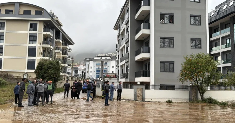 Akdeniz'de Şiddetli Fırtına: 17 İlçede Eğitim Tatil Edildi