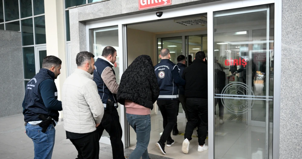 Diplomatik Plakalı Araçla İnsan Kaçakçılığına Büyük Darbe: Örgüt Üyeleri Tutuklandı