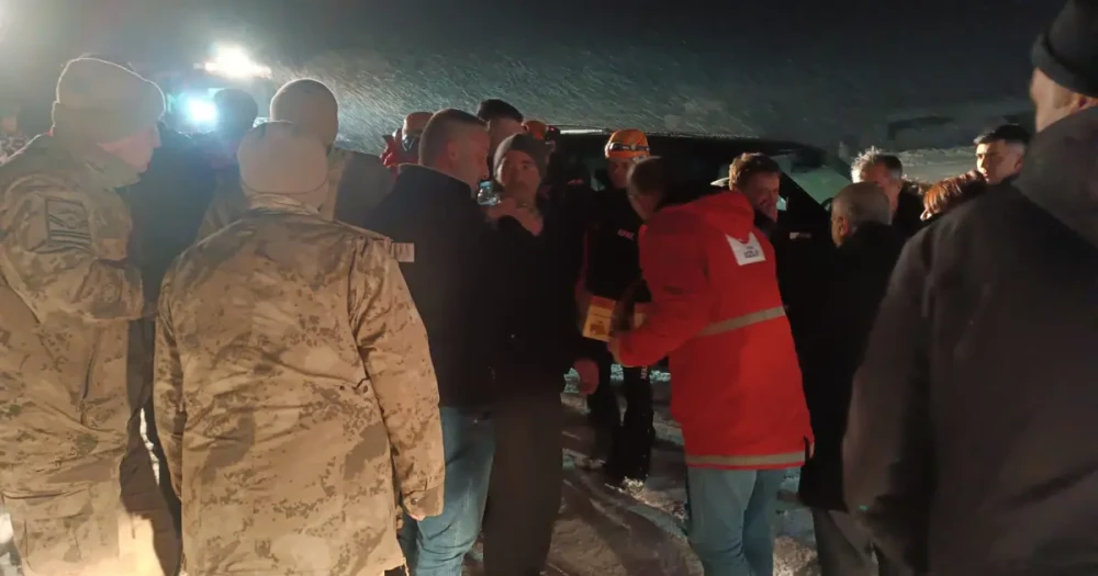Ağrı'da Çığ Faciasından Kurtuluş: 4 Personel Kendi İmkanlarıyla Hayata Tutundu