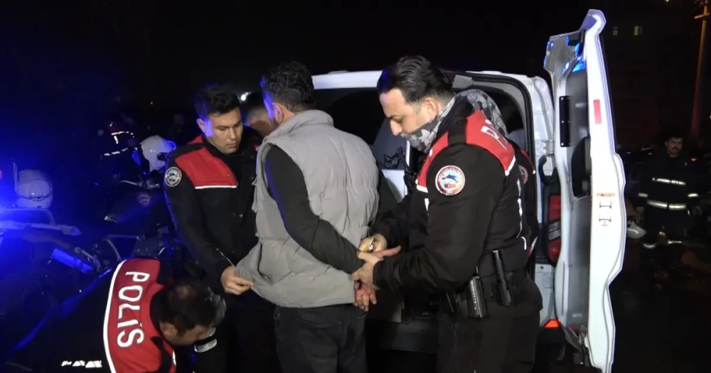 Sevgilisiyle Tartıştı, İki Aracı Ateşe Verdi