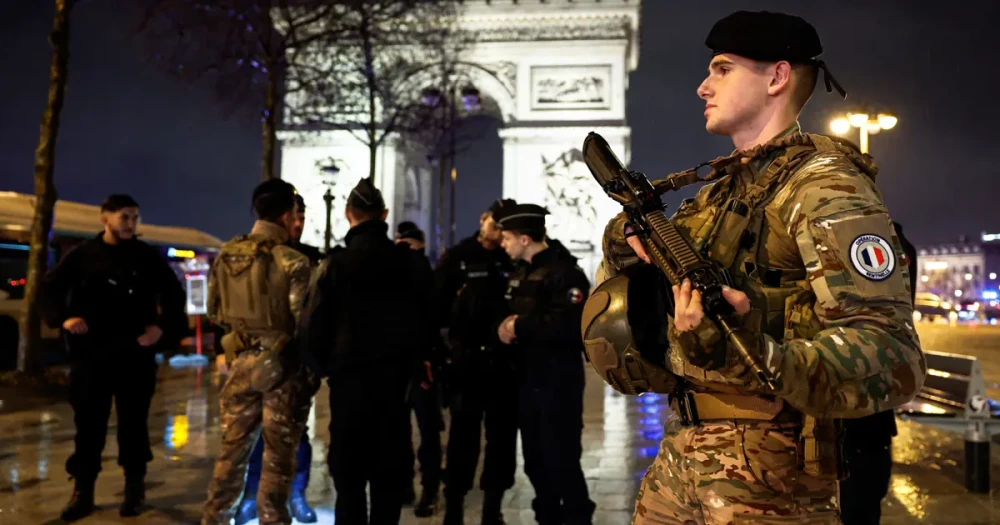Paris'te Şanzelize'de Kanlı Anlar: Jandarmaya Bıçaklı Saldıran Şüpheli Öldürüldü