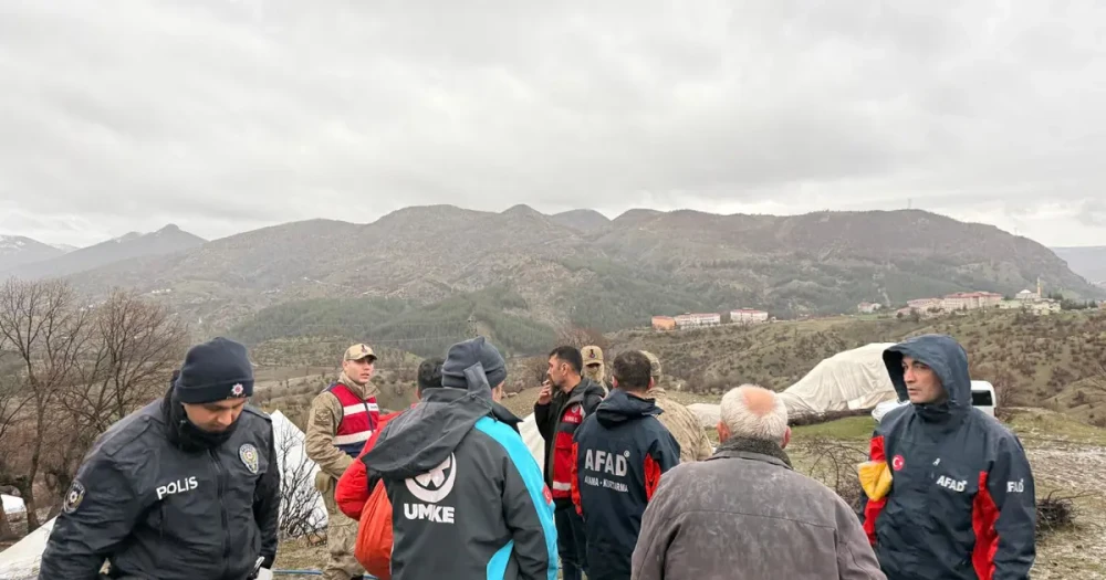Siirt'te Şiddetli Fırtına 20 Kişilik Aileyi Evsiz Bıraktı: Ekipler Harekete Geçti