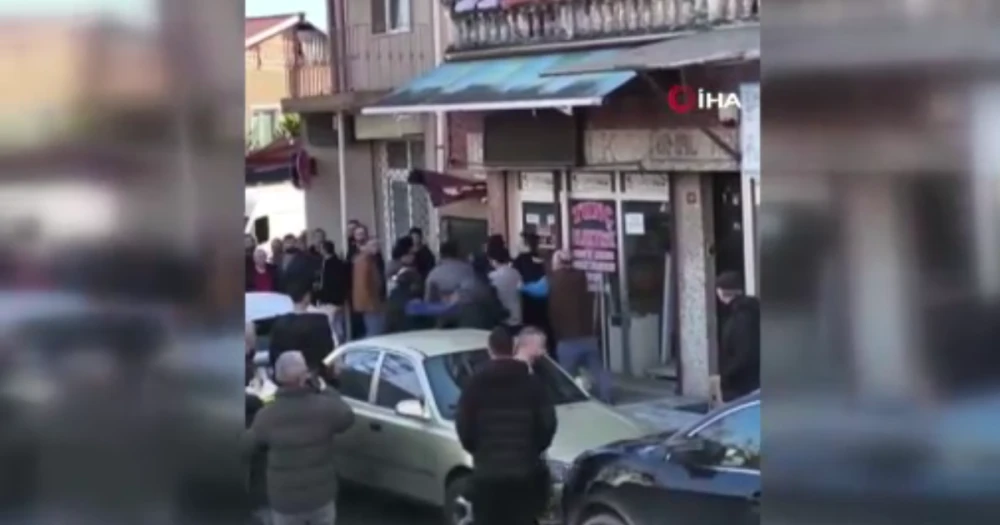 Küçükçekmece'de Polise Satırlı Saldırı: 6 Yaralı