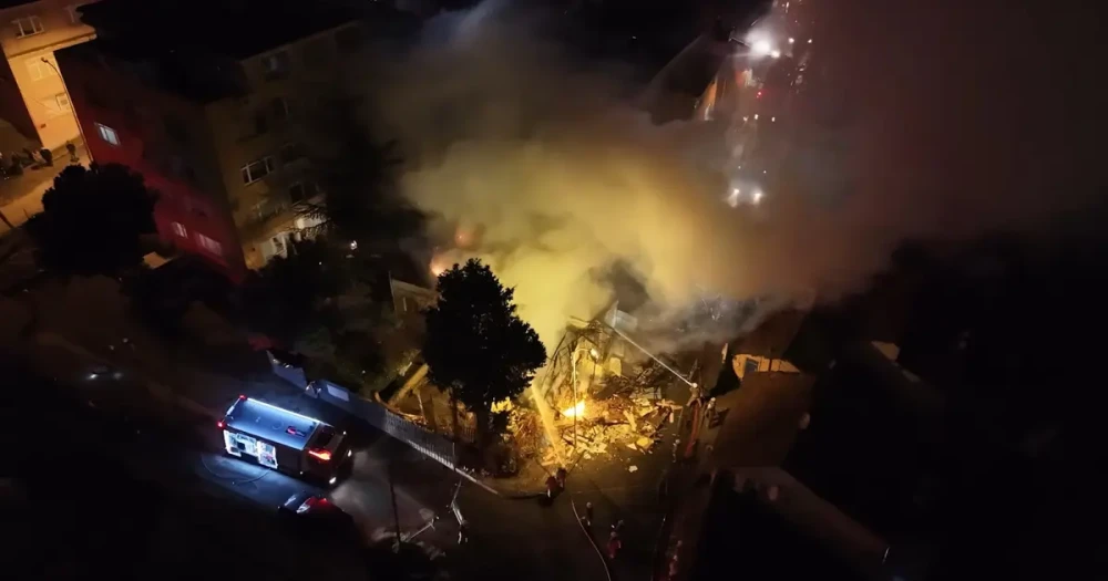 Üsküdar'da Gece Yarısı Yangın Paniği: Metruk Bina Alevlere Teslim Oldu