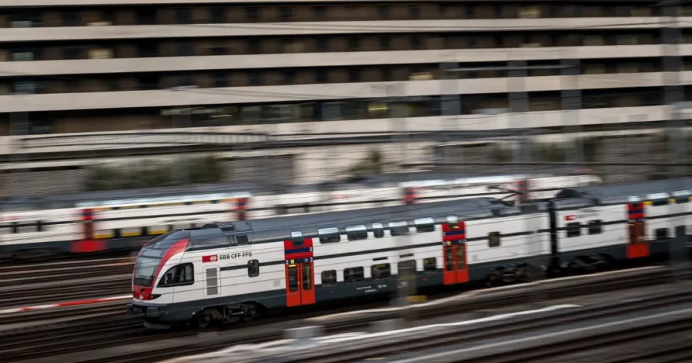 İsviçre'de Çığ Faciası: Yolcu Treni Raydan Çıktı