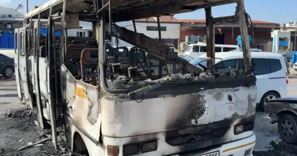 İzmir'de Minibüs Yangını: 16 Yaşında Genç Hayatını Kaybetti