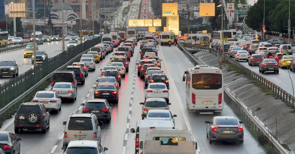 İstanbul'da Trafik Felç: Yoğunluk Yüzde 90'a Dayandı