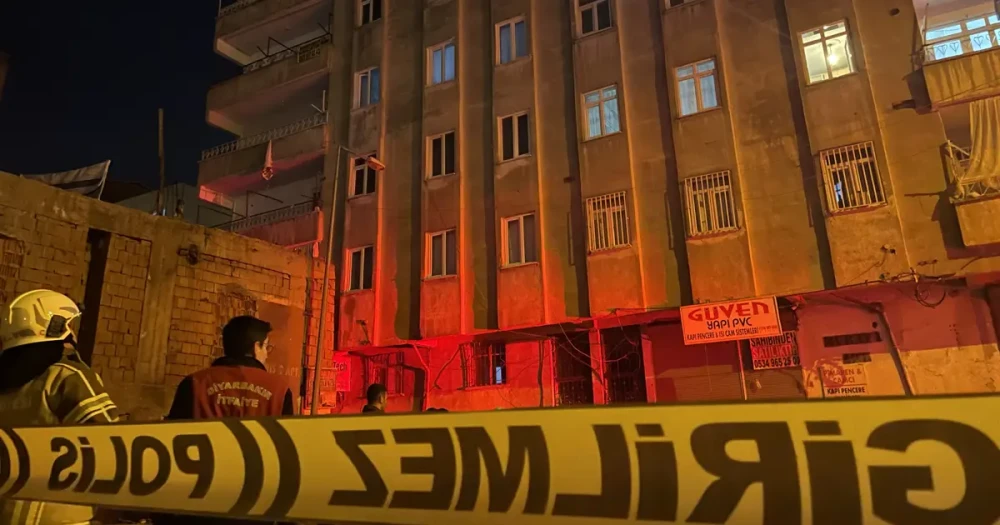 Diyarbakır'da 8 Katlı Bina Kolonlardan Gelen Sesler Nedeniyle Tahliye Edildi