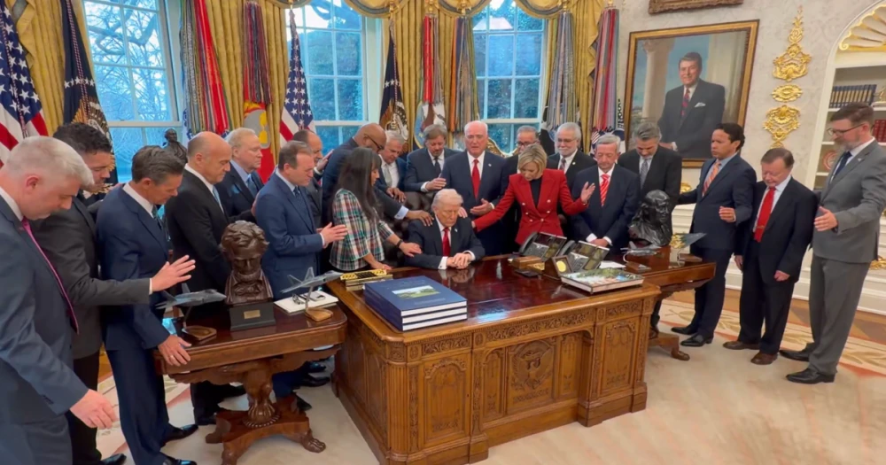 Oval Ofis'te Dini Etkileşim: Trump'a Dokunup Dua Ettiler