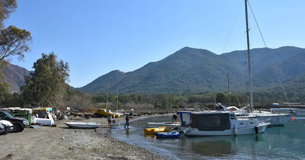 Marmaris Sahillerinde Olağanüstü Deniz Çekilmesi: Kum Adacıkları ve Yatan Tekneler