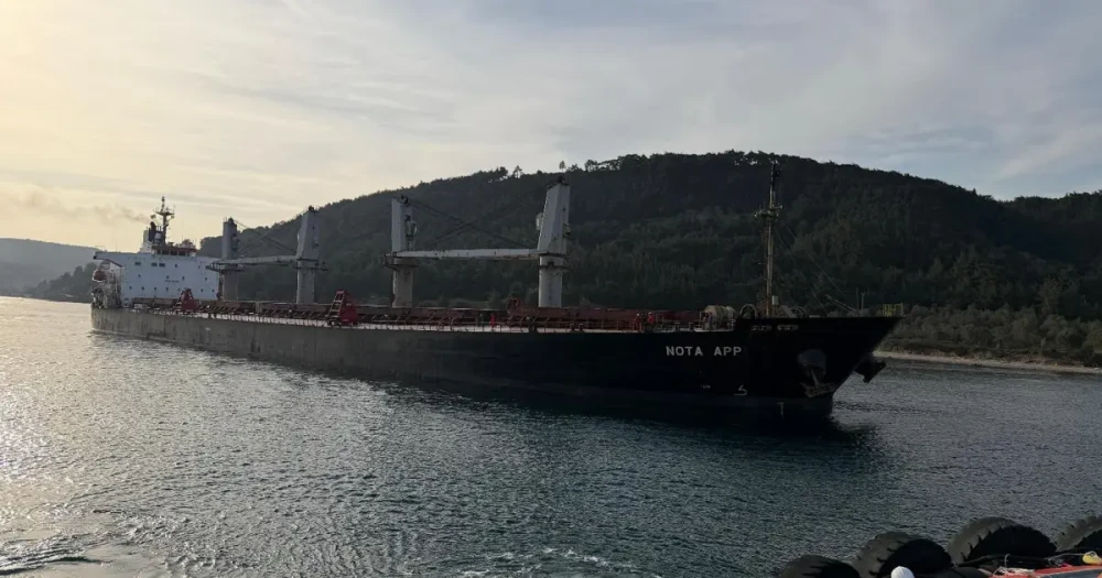Çanakkale Boğazı'nda Gemi Karaya Oturdu: Trafik Durdu
