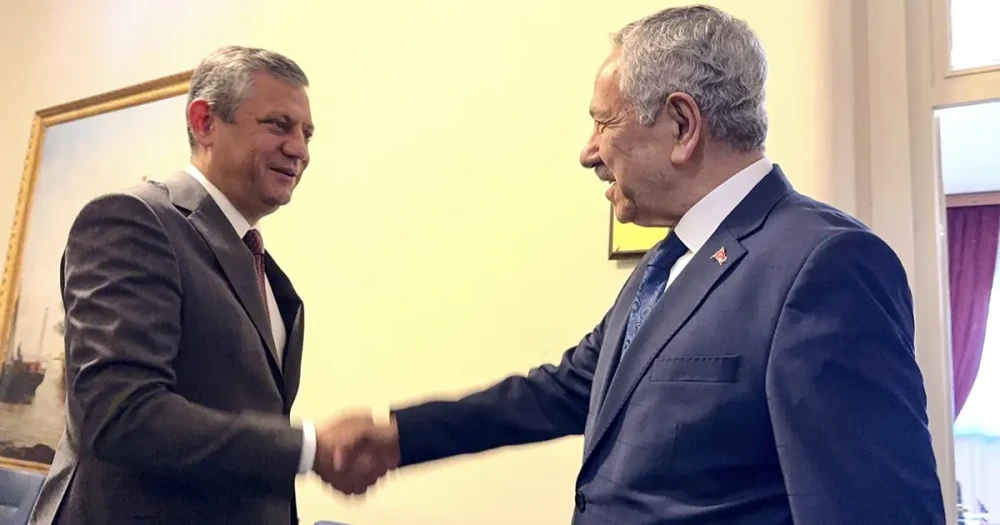 Özel ve Arınç'tan Meclis'te Samimi Görüşme