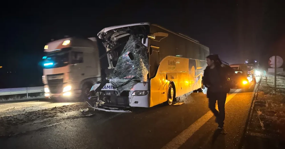 Anadolu Otoyolu'nda Feci Kaza: Bir Hostes Hayatını Kaybetti, 15 Kişi Yaralandı