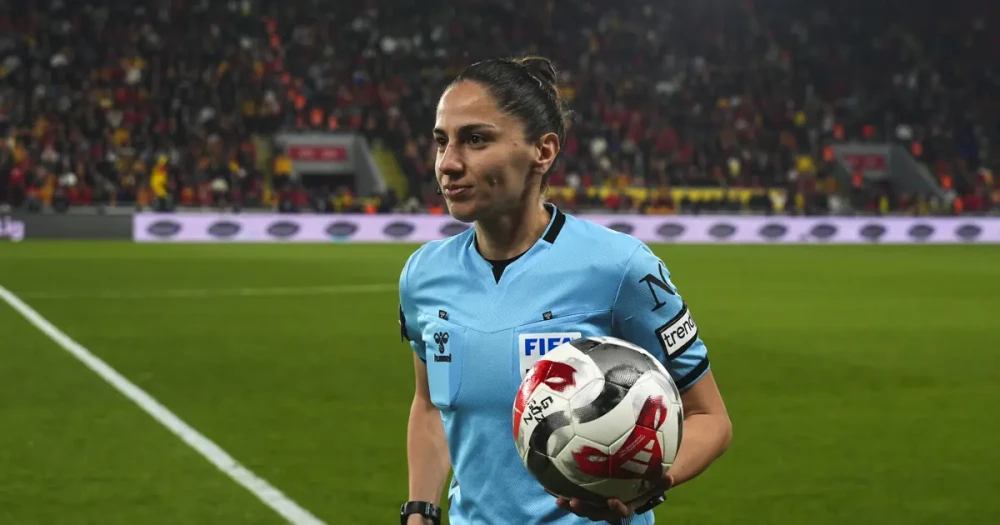 Süper Lig'de Tarihi An: 22 Yıl Sonra Bir Kadın Hakem Sahada