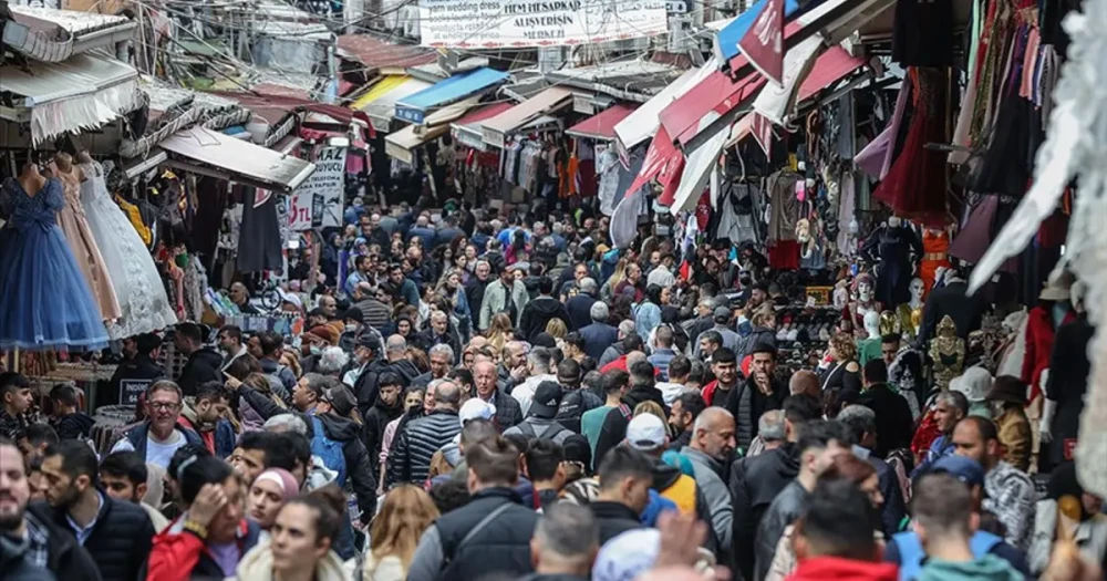 Eminönü'nde Bayram Coşkusu: Alışverişte Yoğunluk Yaşanıyor