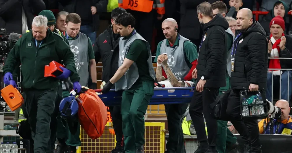 Galatasaraylı Yıldızın Talihsiz Anı: Reklam Panosuna Sıkışan El, Oyundan Çıkardı