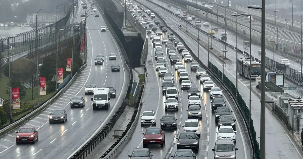 İstanbul'da Bayram Trafiği Yağmurla Buluştu: Yoğunluk Yüzde 67'ye Ulaştı