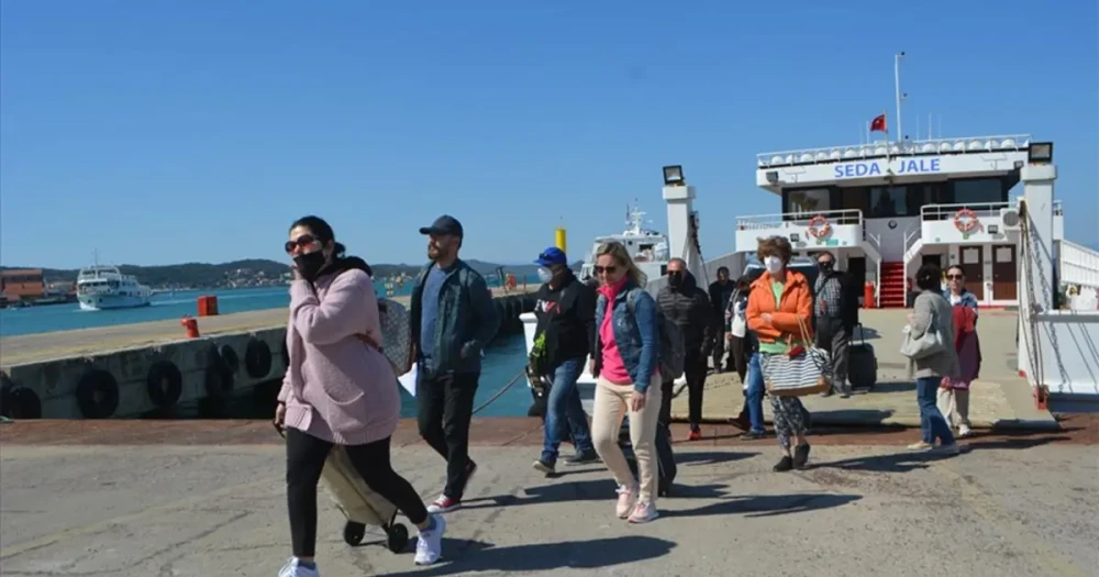Midilli'de Çiftçi Protestoları Deniz Trafiğini Durdurdu, Yolcular Adada Mahsur Kaldı