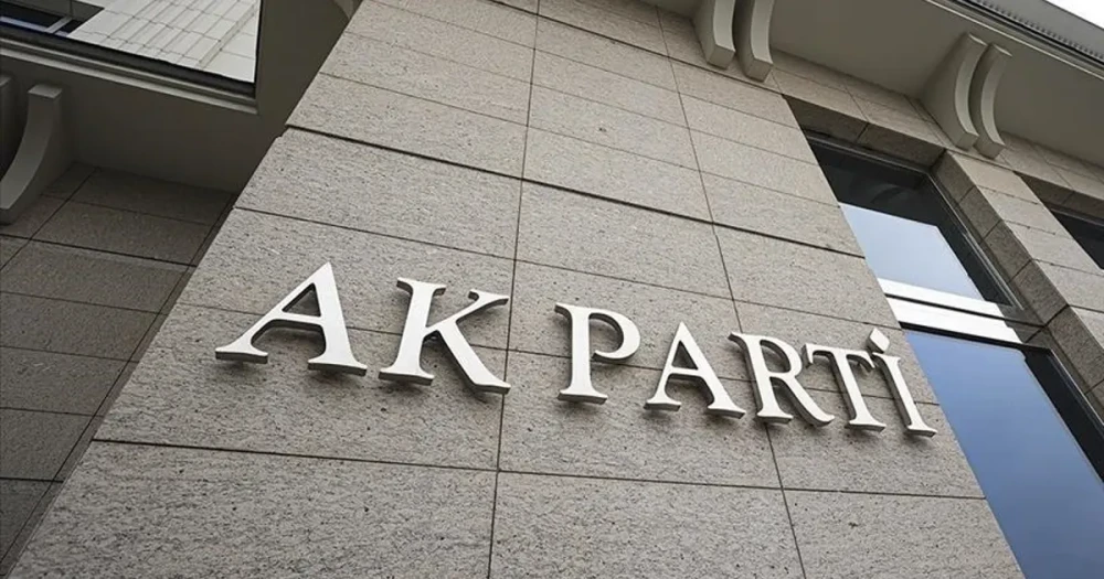 AK Parti'den Bayram Mesajı: "Ay Yıldızın Gölgesinde Güvendeyiz"