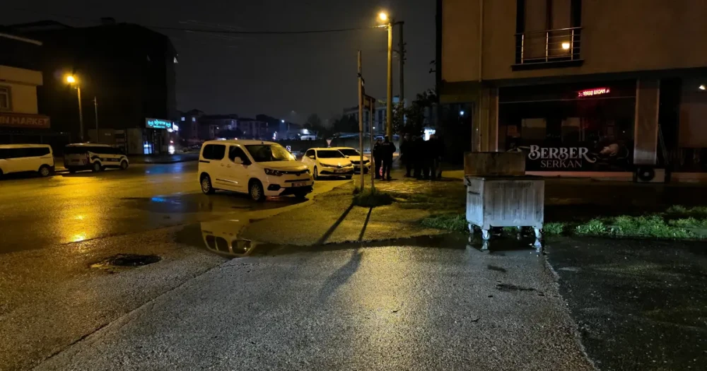 14 Yaşındaki Genç Otobüs Durağında Hayatını Kaybetti