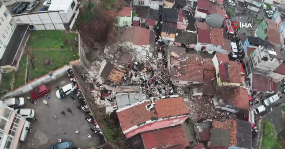İstanbul Fatih'te İki Bina Yıkıldı: 1 Can Kaybı, 10 Yaralı