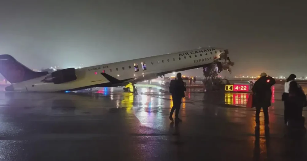 LaGuardia Havalimanı'nda Korkunç Kaza: Uçak İtfaiye Aracıyla Çarpıştı, 2 Kişi Hayatını Kaybetti
