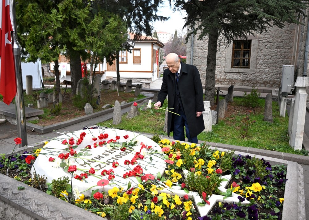 Bahçeli'den Muhsin Yazıcıoğlu'nun Kabrine Ziyaret