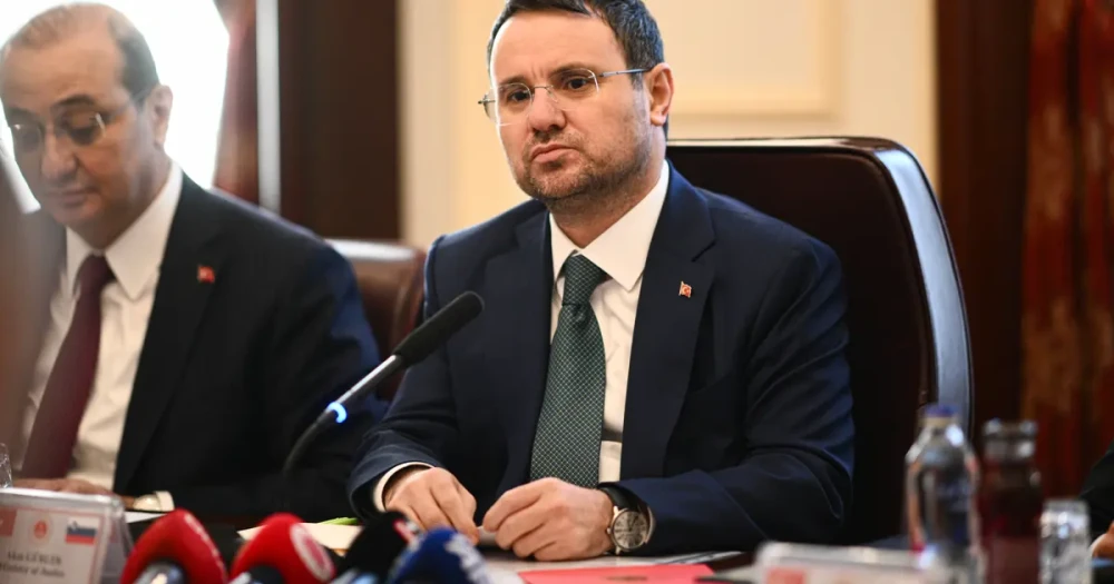 Adalet Bakanı Gürlek'in Mal Varlığı Tartışmaları: Üç Memur Gözaltına Alındı, Biri Tutuklandı