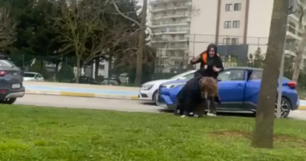 İstanbul'da Trafik Kavgası: Sürücüler Yerlerde Sürükledi