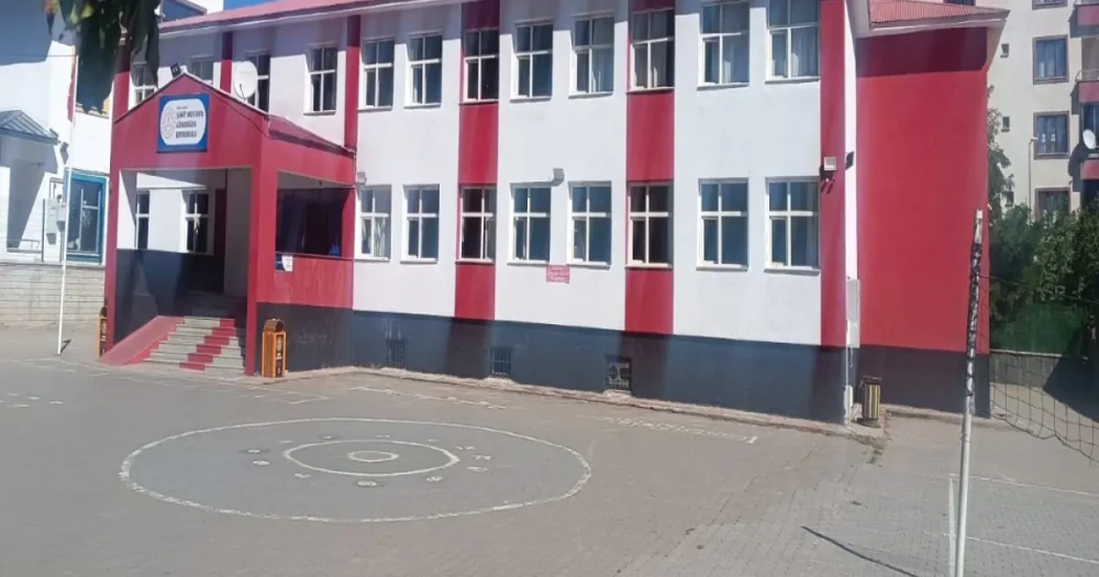Sınıfta Kar Spreyi Paniği: 30 Öğrenci Hastaneye Kaldırıldı