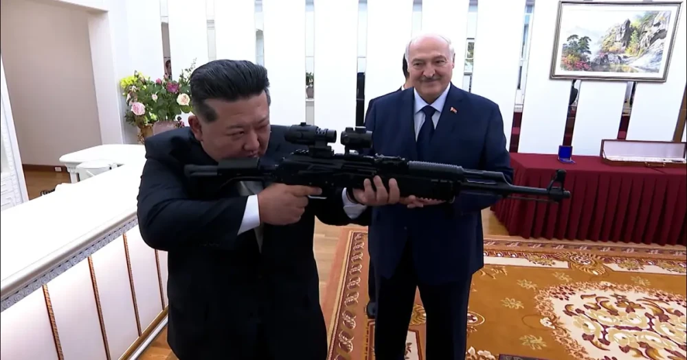 Lukaşenko'dan Kim Jong Un'a Sürpriz Hediye: "Düşmanlara Karşı"