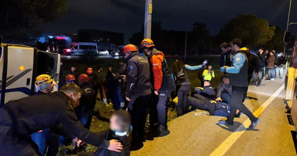 Antalya'da Ceza İnfaz Kurumu Servis Aracı Devrildi: 16 Yaralı