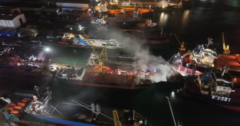 İstanbul'da 120 Metrelik Kuru Yük Gemisinde Yangın