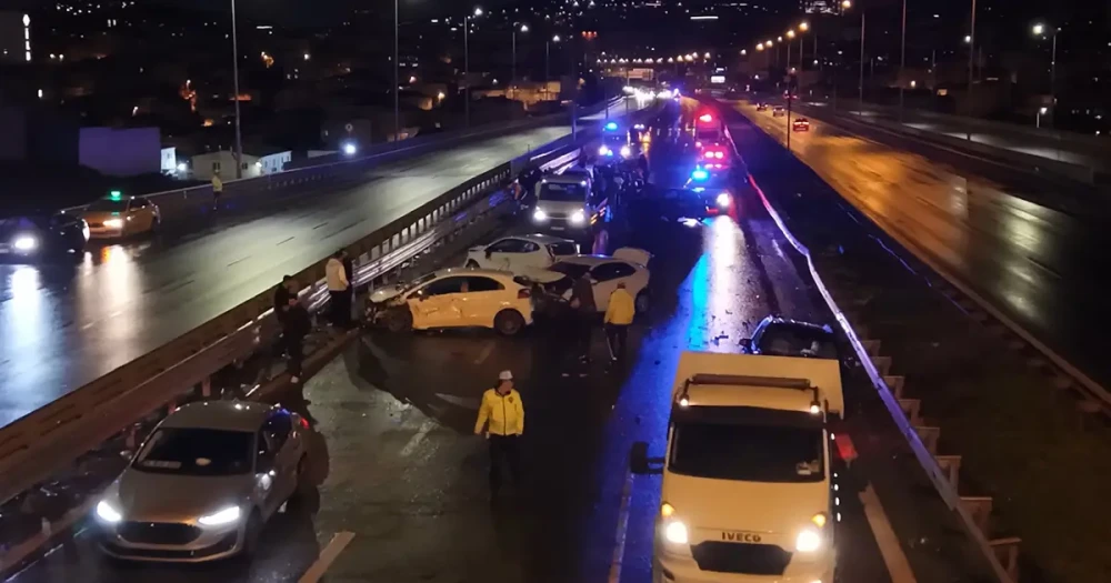 İstanbul'da Zincirleme Kaza: Yardım Edenler de Mağdur Oldu