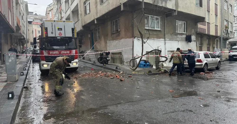 Bağcılar'da Bina Çatısında Kısmi Çökme: Tedbir Amaçlı Tahliye ve Hasar Tespit Çalışmaları Devam Ediyor
