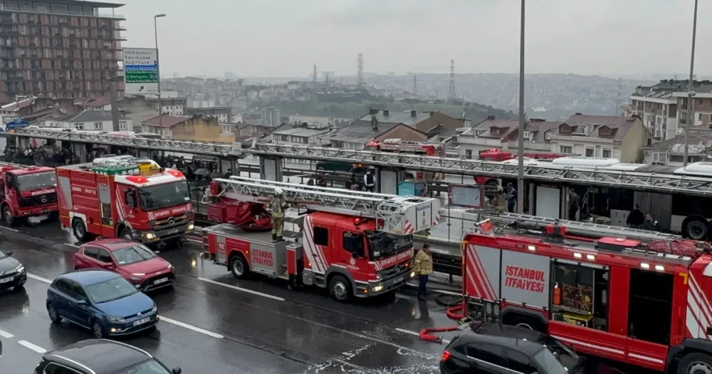 Perpa Metrobüs Durağında Yangın Paniği: Yolcular Hızla Tahliye Edildi