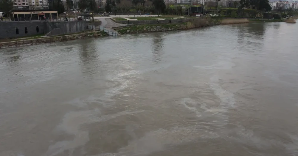 Cizre'de Boru Hattı Sızıntısı: Dicle Nehri'ne Petrol Karıştı, Ekipler Müdahale Etti