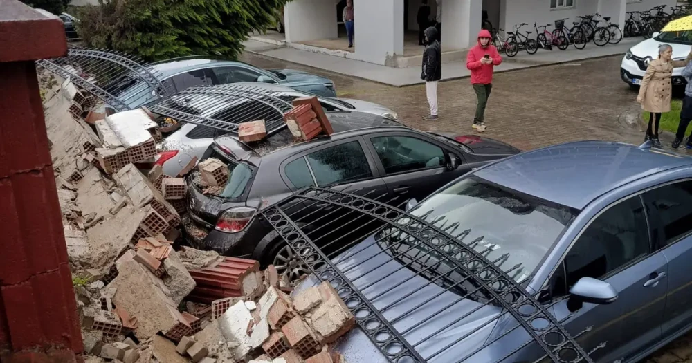 Aşırı Yağışlar İstinat Duvarını Yıktı: 5 Araç Hasar Gördü