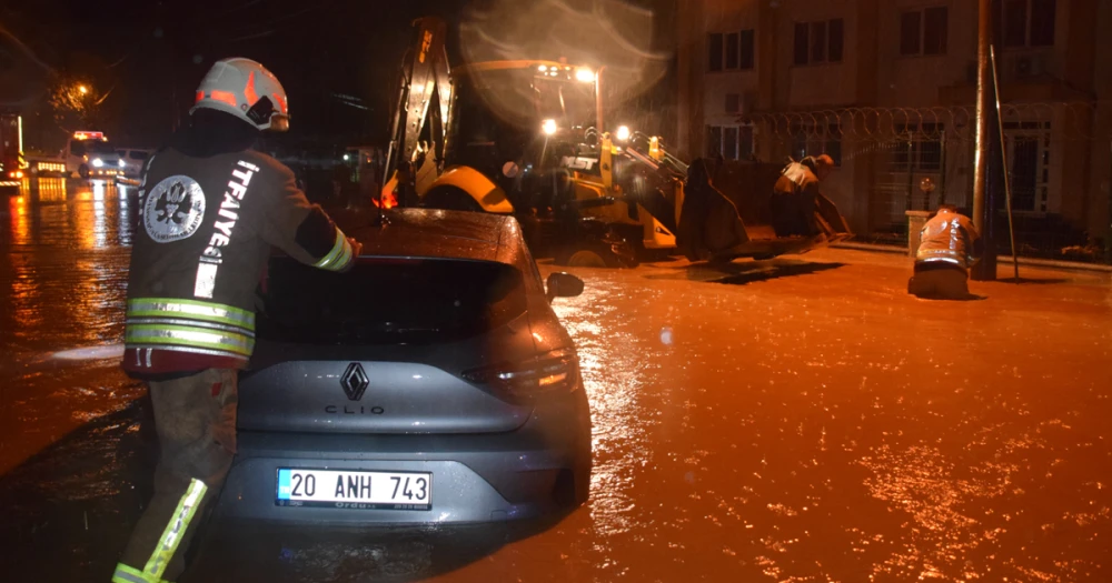 Manisa'da Şiddetli Sağanak Hayatı Felç Etti