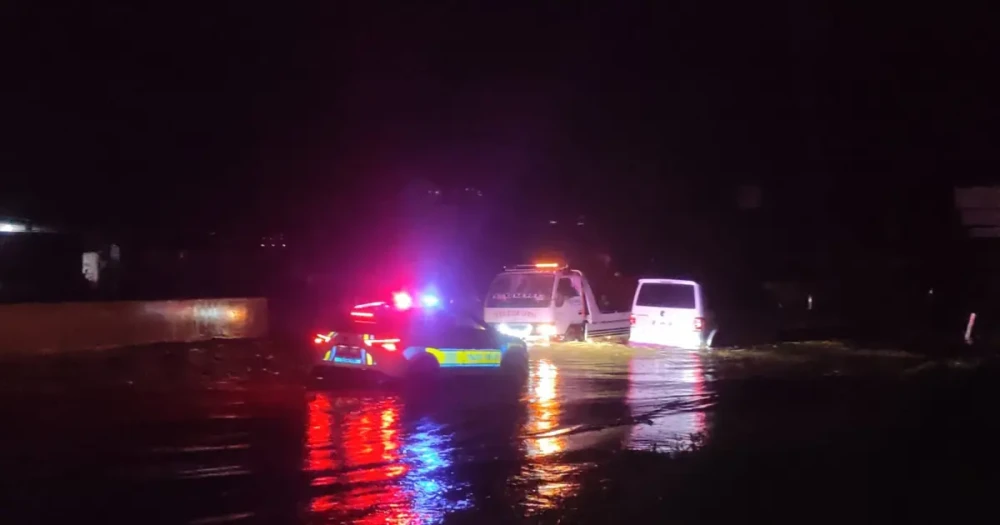 İzmir'de Şiddetli Yağış Yolları Esir Aldı: Hayat Durma Noktasına Geldi