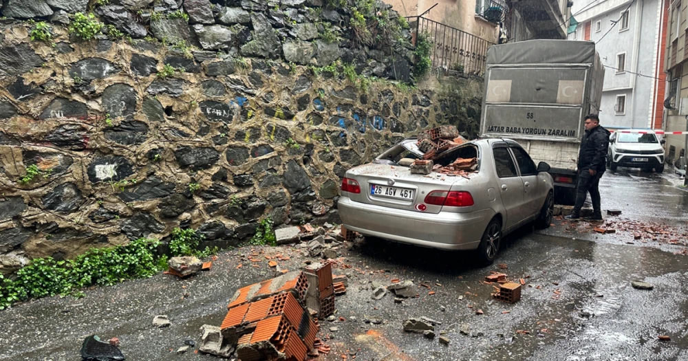 Kağıthane'de Bahçe Duvarı Otomobilin Üzerine Yıkıldı